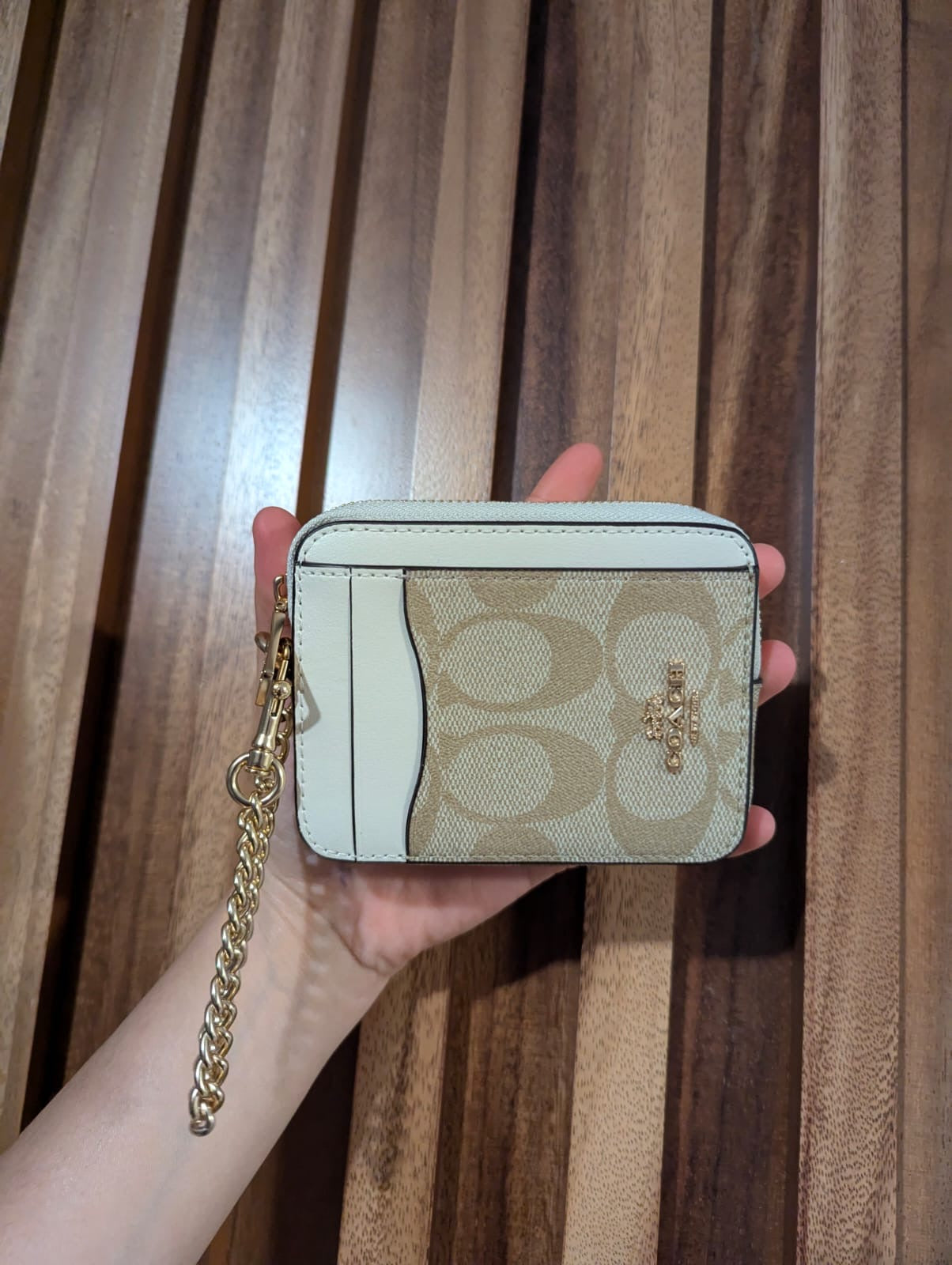 Coach zip card case beige con blanco